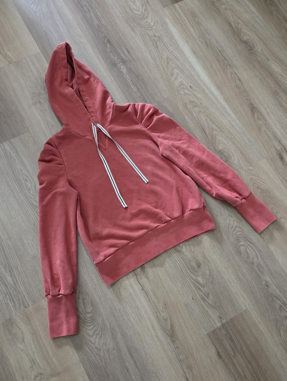 Evereve Wmns Tyra Puff Sleeve Hoodie M Burnt Red Preppy Cozy Girly Comfy Casual - Picture 3 of 9